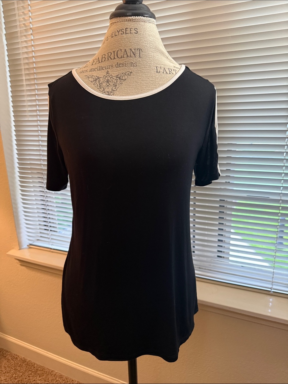 Cable & Gauge Black Short-Sleeve Women’s Top